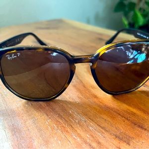 Nearly new polarized Ray-Ban